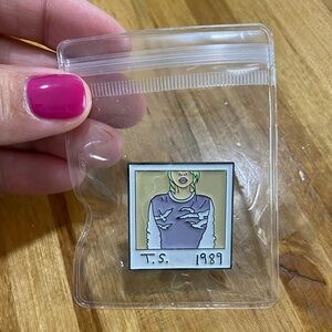 Taylor swift 1989 pin